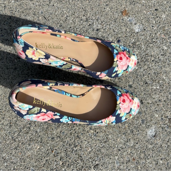 Kelly & Katie fabric floral pumps, 9, new - Picture 2 of 5